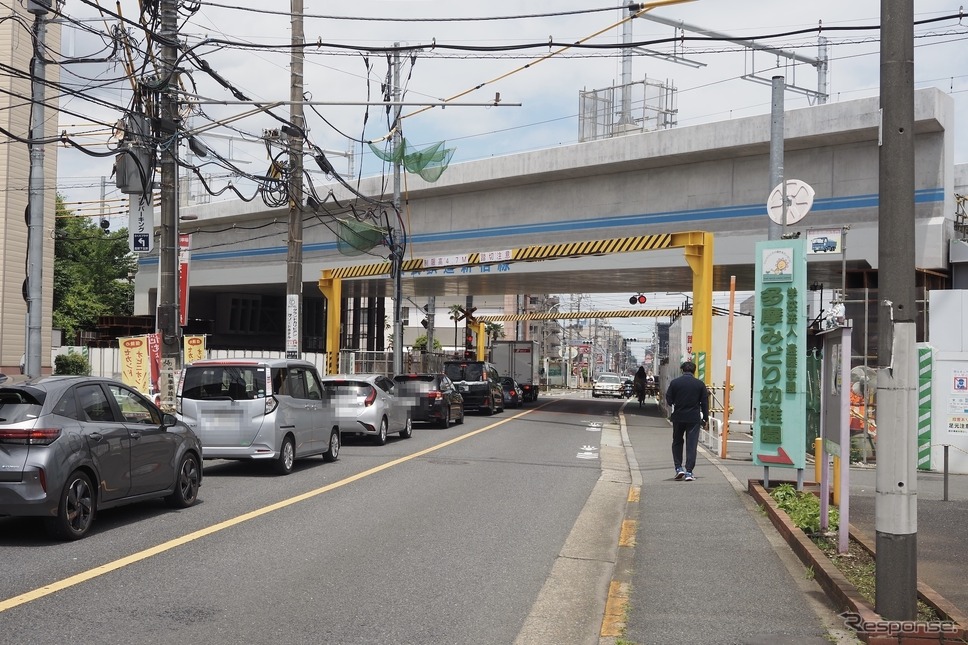 久米川第2号踏切・府中街道。画面左奥が東村山駅《写真撮影 高木啓》