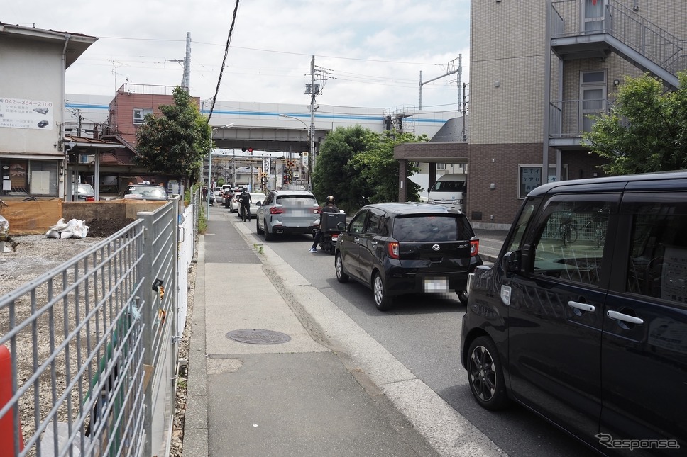 久米川第2号踏切・鷹の道。画面左が東村山駅《写真撮影 高木啓》