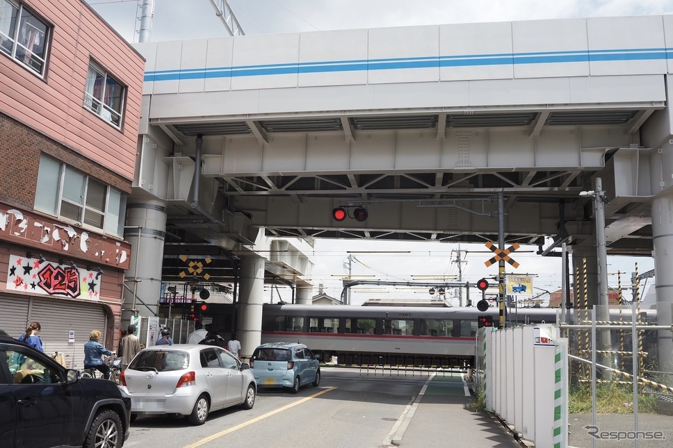 久米川第2号踏切・鷹の道。左手が東村山駅。通過中の10000系ニューレッドアローは2025年度で引退予定だ《写真撮影 高木啓》