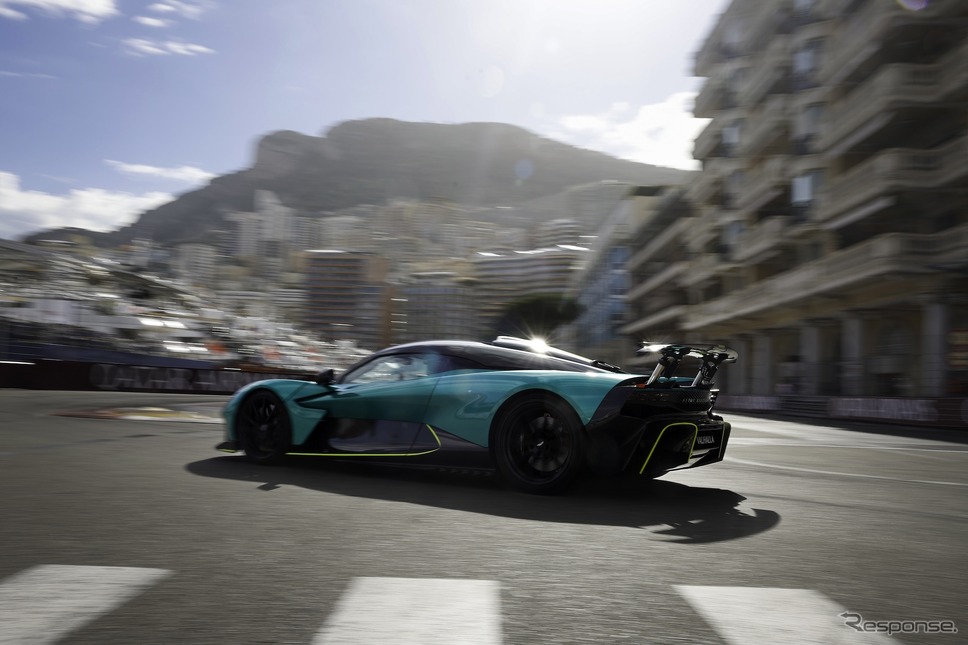 アストンマーティンの新型スーパーカー『ヴァルハラ』が、モナコF1グランプリの開催を前に世界初の公開走行《photo by Aston Martin》