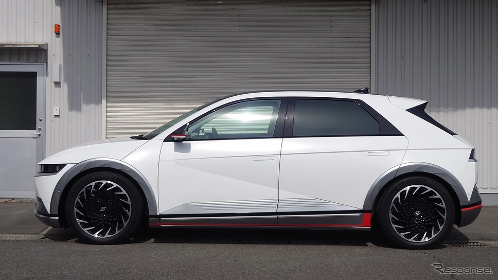 HKS ハイパーマックスS アイオニック5装着例(出荷時車高・フロント:30mmダウン / リア:38mmダウン)《写真提供 HKS》