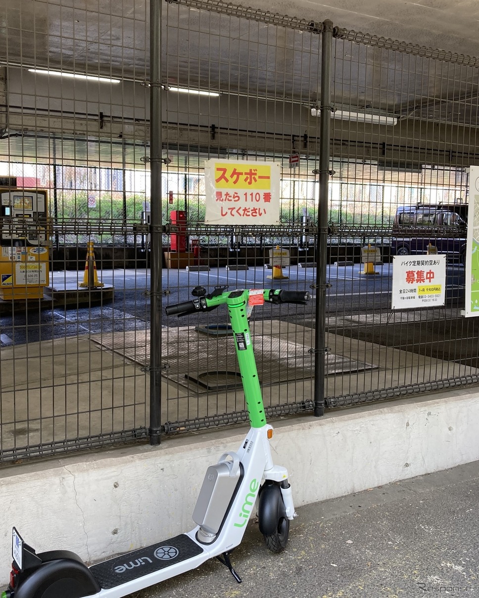 スケボー見たら110番してください。手前は放置されたレンタル電動キックボード《写真提供 高木啓》