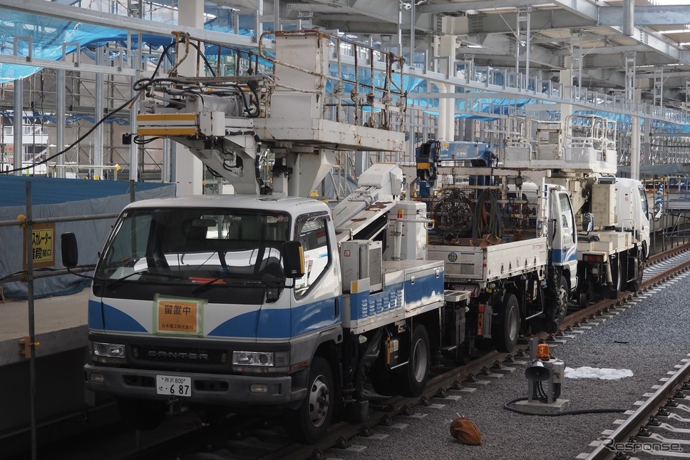 東村山駅付近連続立体交差事業施設見学会に展示された軌陸車(6月1日)《写真撮影 高木啓》