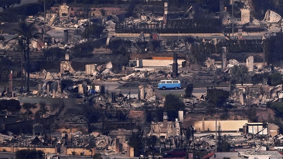 カリフォルニア州で発生した山火事から奇跡的に消失を免れたVW「T2」バス《photo by VW》