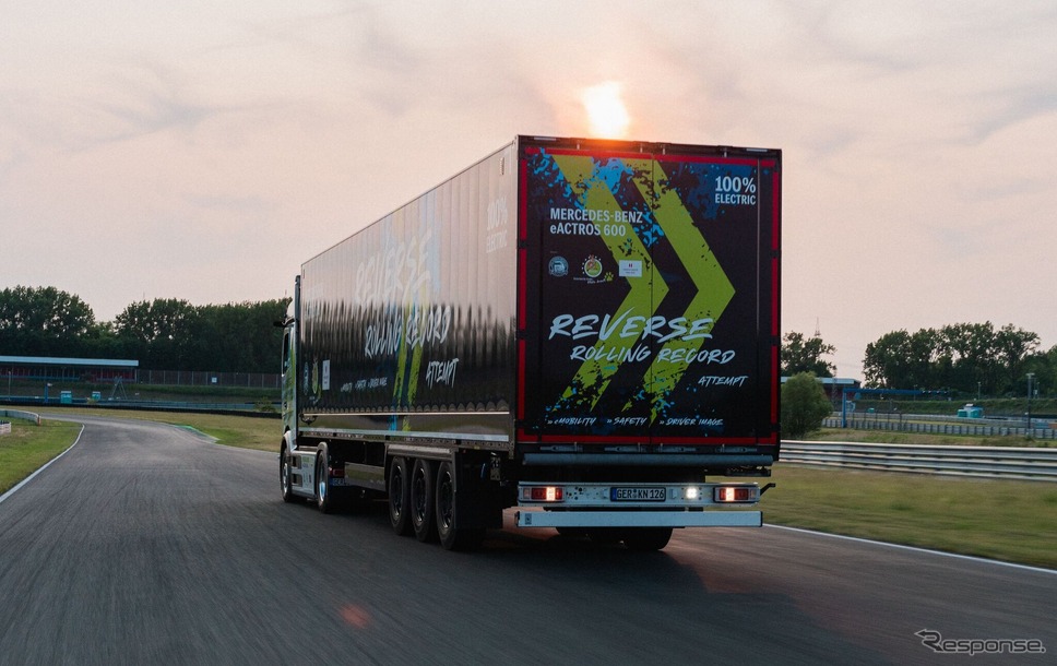 メルセデスベンツの新型電動トラック『eActros 600』が124.7kmをバック走行しギネス世界新記録達成《photo by Mercedes-Benz》
