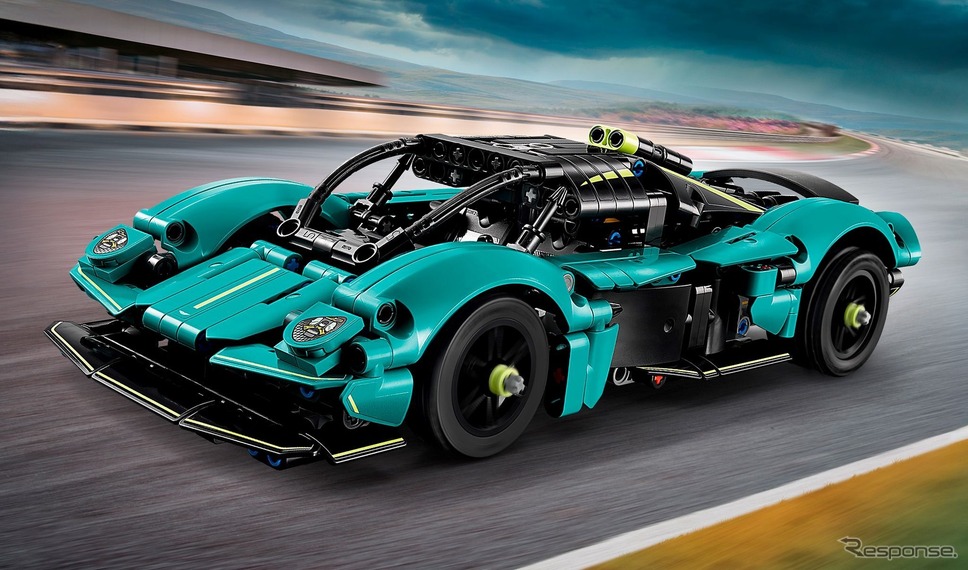 「レゴテクニック・アストンマーティン・ヴァルキリー」《photo by Aston Martin》
