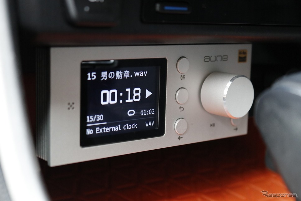 アウネのリモコンは表示部も大きく曲セレクトなどでも扱いやすい。車載モデルならではの魅力だろう。