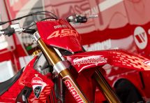 「しっかりドゥカティ感」ブランド初の“強烈”モトクロス専用車『Desmo450 MX』に熱視線！