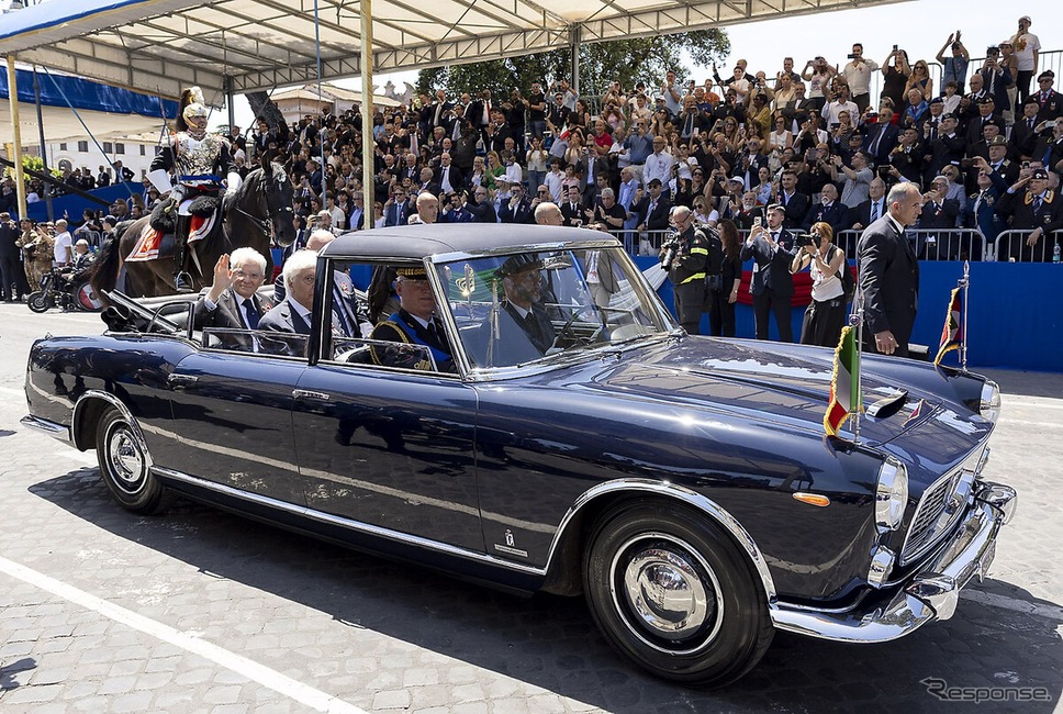 イタリア共和国建国記念日の式典で、セルジョ・マッタレッラ大統領が大統領専用車のランチア『フラミニア』に乗車してパレード《photo by Lancia》