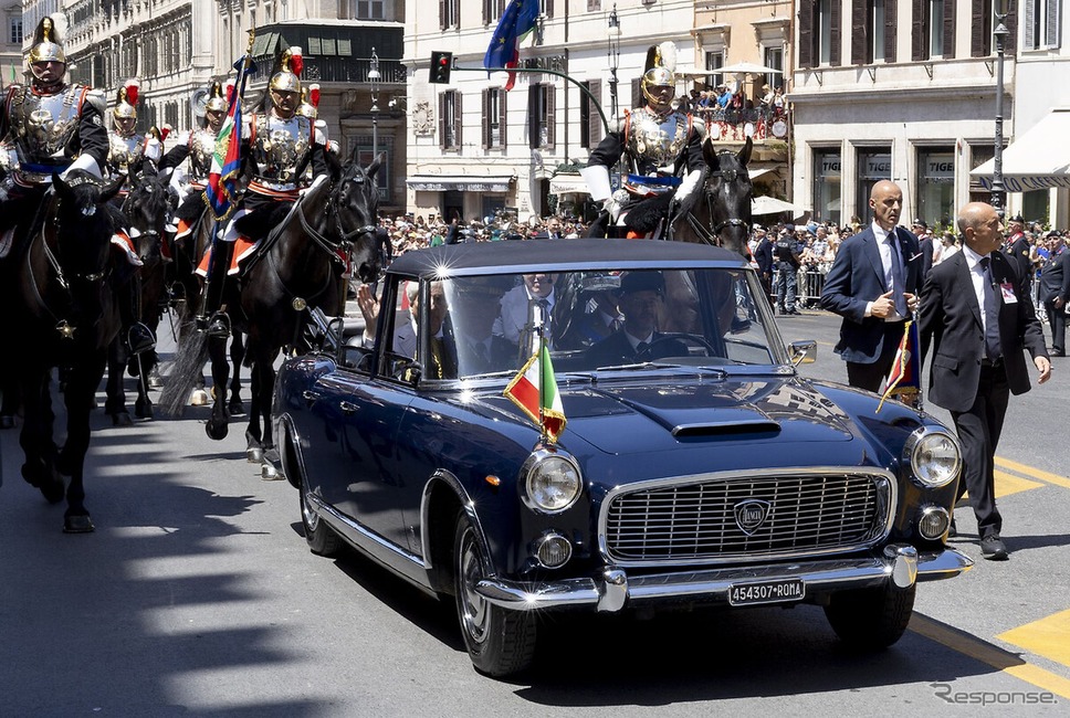 イタリア共和国建国記念日の式典で、セルジョ・マッタレッラ大統領が大統領専用車のランチア『フラミニア』に乗車してパレード《photo by Lancia》