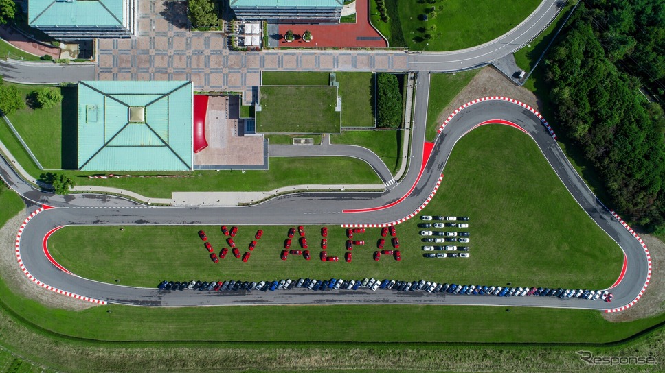 アルファロメオ創立115周年を祝う車文字のイメージ《photo by Alfa Romeo》