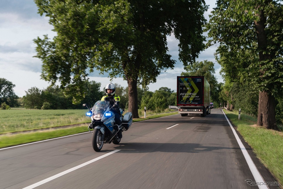 メルセデスベンツの新型電動トラック『eアクトロス 600』が、ドイツのザクセン・アンハルト州の公道を、30kmバックで走行することに成功《photo by Mercedes-Benz》