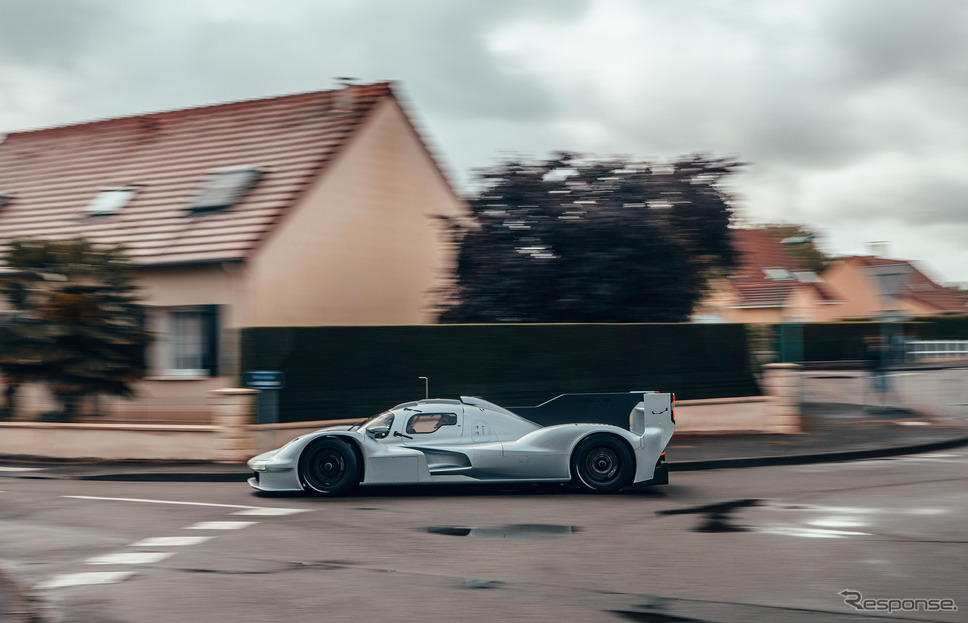 住宅街を走るレーシングカーのポルシェ『963 RSP』《photo by Porsche》
