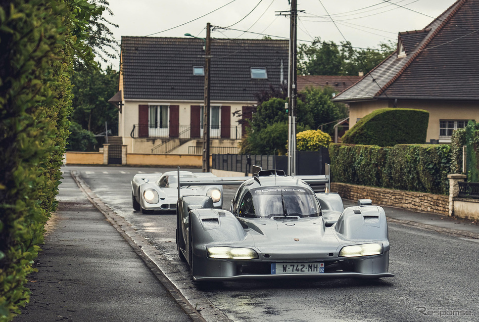 住宅街を走るレーシングカーのポルシェ『963 RSP』《photo by Porsche》
