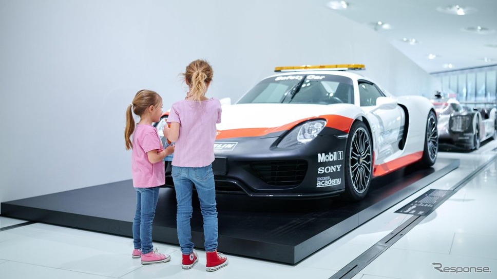 ポルシェ博物館の緊急車両をテーマにした無料の子供向け夏季プログラム「Porsche 4Kids」《photo by Porsche》