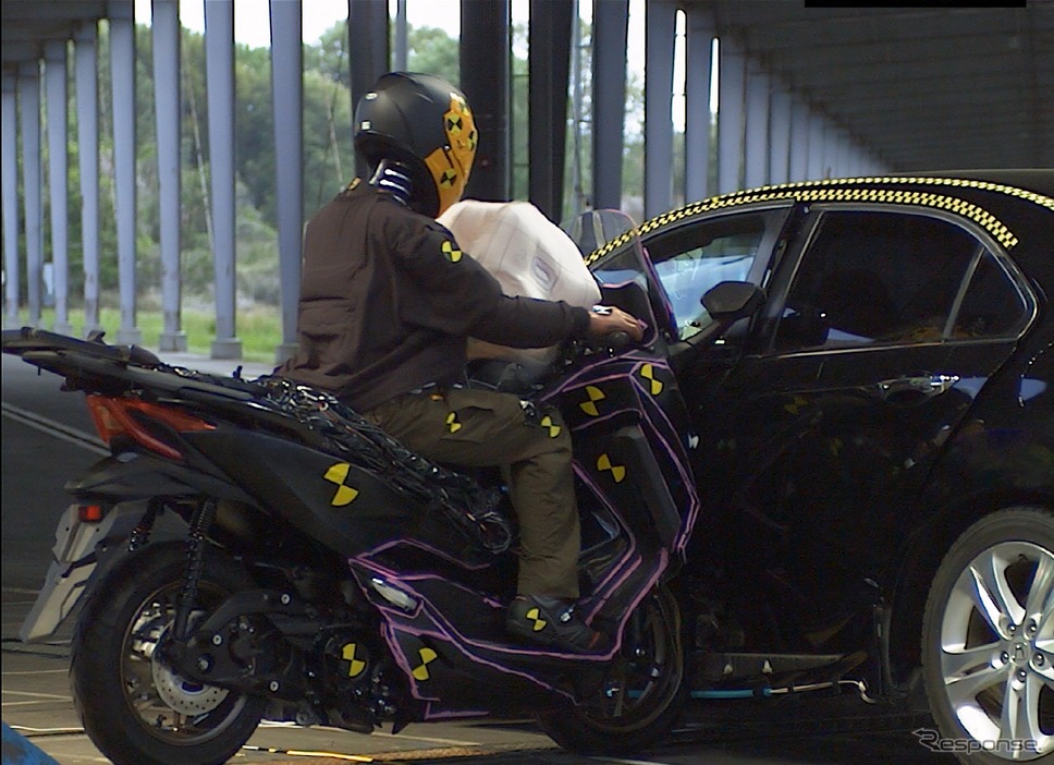 バイク用エアバッグを開発中の豊田合成が衝突テスト実施《写真提供 豊田合成》
