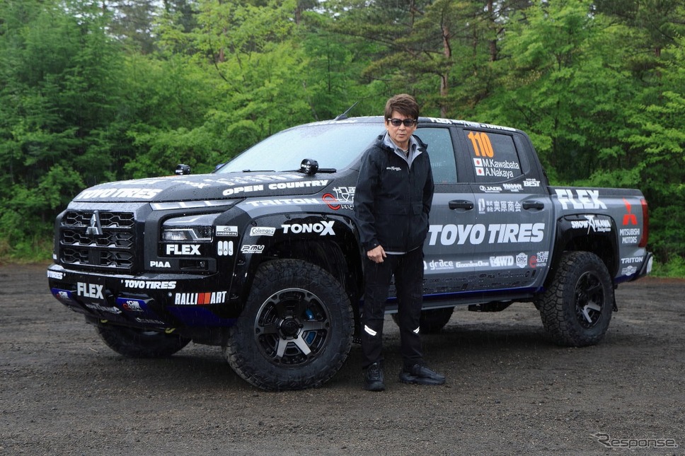 「FLEX SHOW AIKAWA Racing with TOYO TIRES」哀川翔総監督と参戦車両のトライトン《写真提供 三菱自動車》