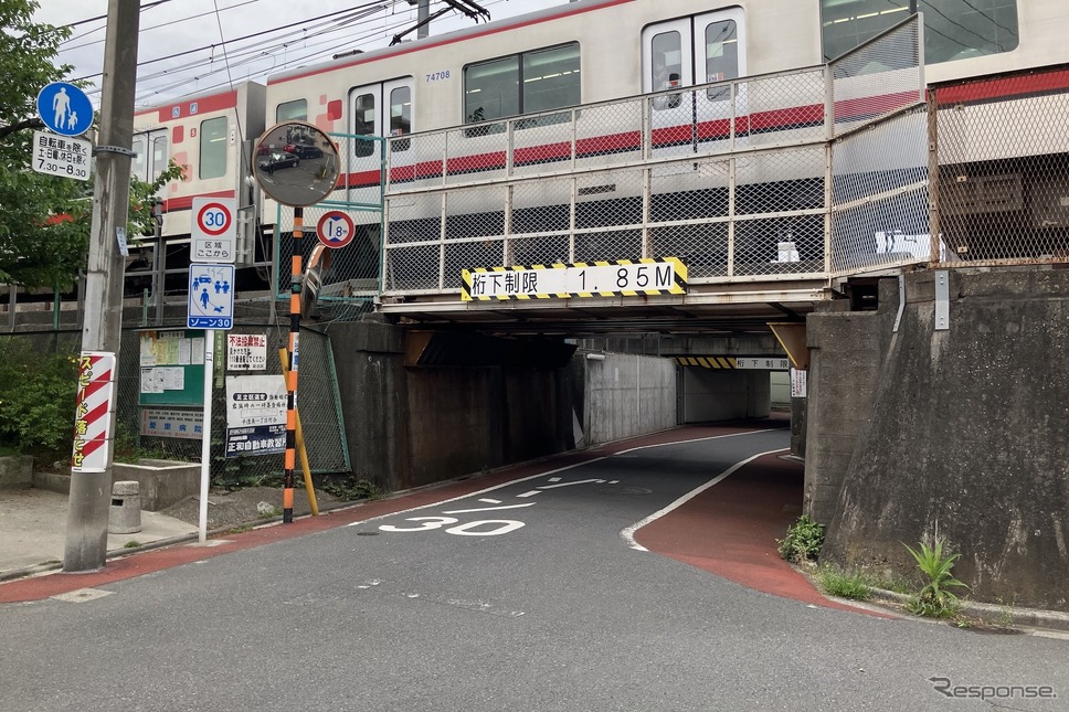 桁下1.85m、千住(ガード)開きょ《写真撮影 高木啓》