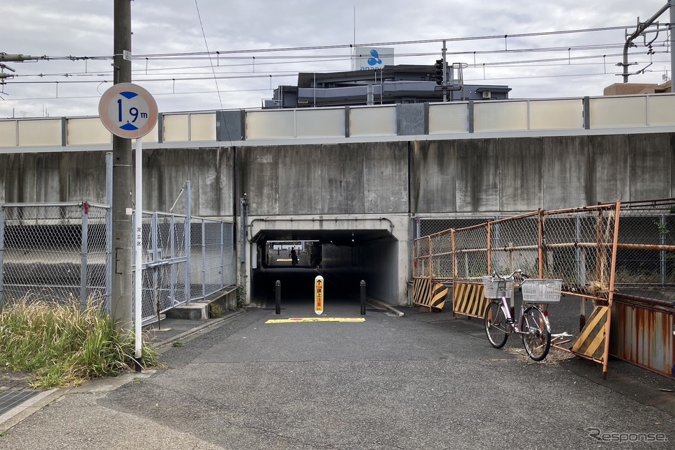 桁下1.9m、千住関屋町のガード《写真撮影 高木啓》