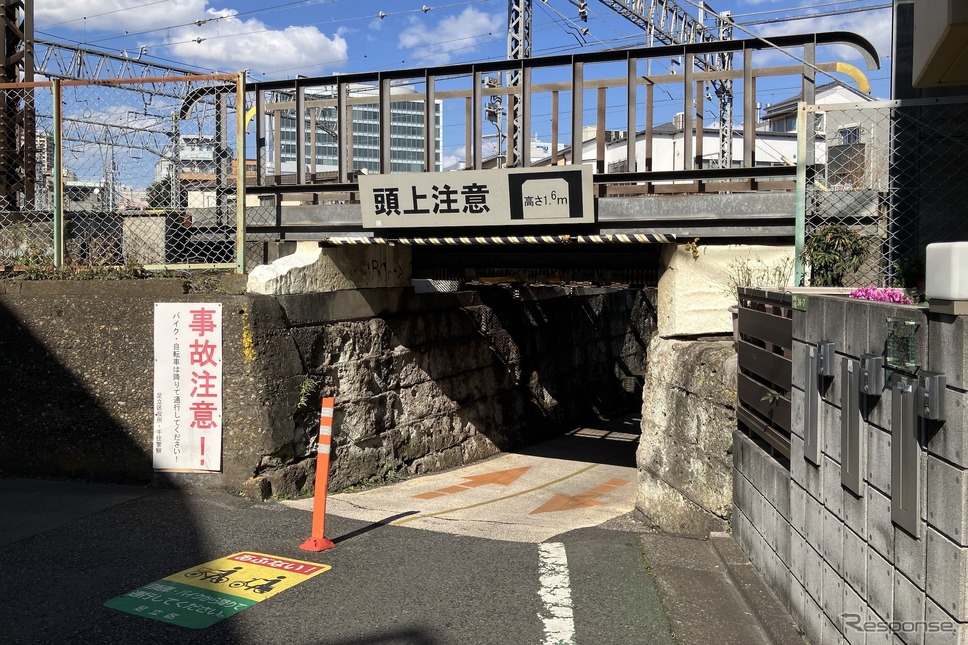 桁下1.6m、東武線・牛田〜北千住《写真撮影 高木啓》