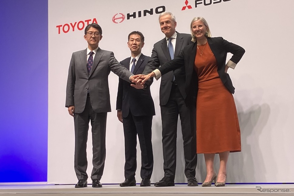 日野と三菱ふそうの統合会見。左からトヨタ佐藤社長、日野小木曽社長、三菱ふそうデッペン社長、ダイムラートラックラドストロムCEO《写真撮影 高木啓》