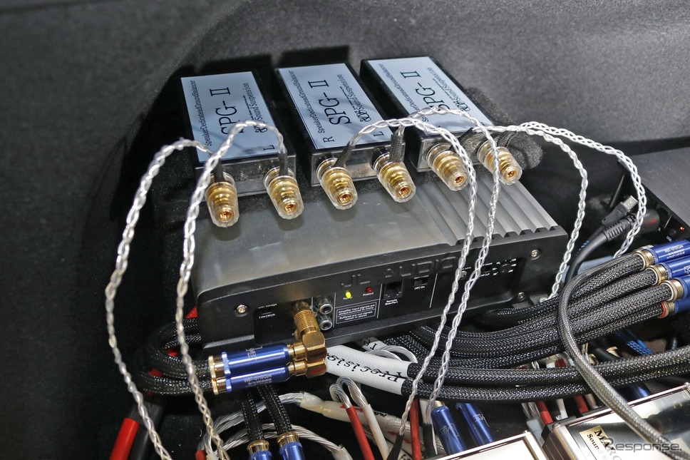 サブウーファーをドライブしているのはJLオーディオのG1300。サイドウォールに沿うようにコンパクトに取り付けられている。