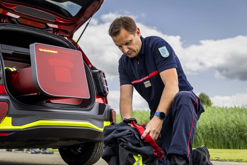 ルノー『4 E-Techエレクトリック』をベースにした救急車両「vision4rescue」《photo by Renault》