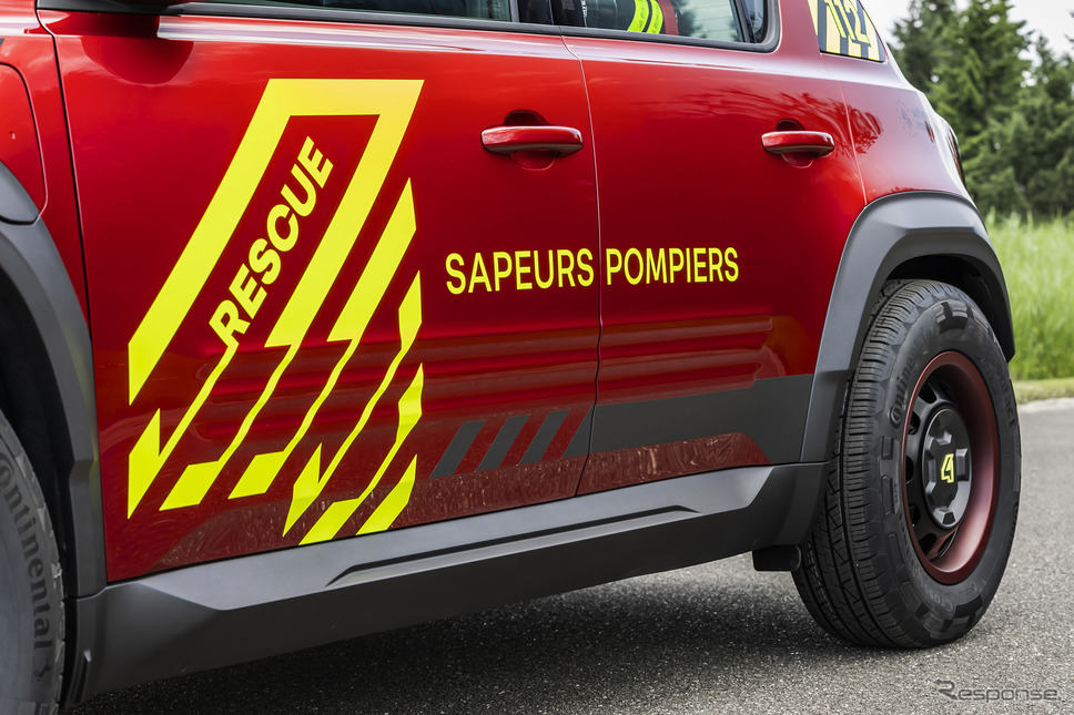 ルノー『4 E-Techエレクトリック』をベースにした救急車両「vision4rescue」《photo by Renault》