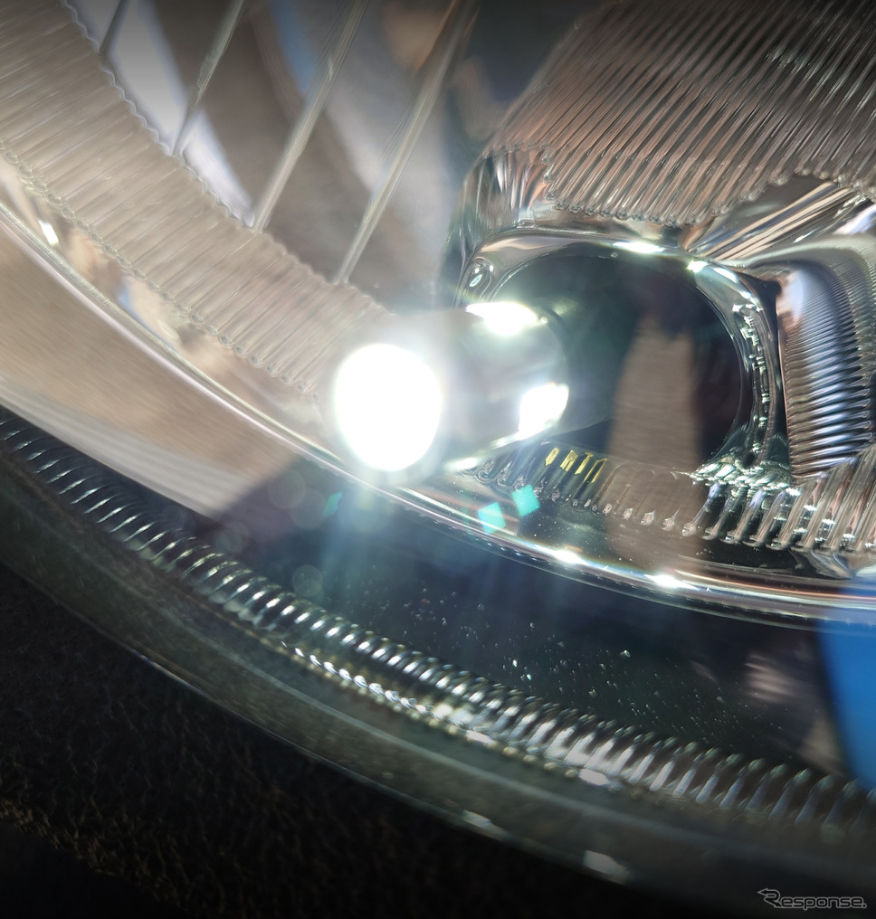 バルブのトップと側面4方向に高輝度LEDを搭載(S400T)《写真提供 カーメイト》