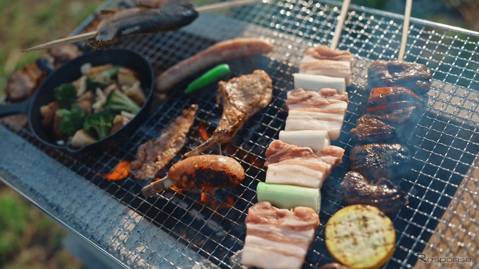 地元の新鮮な食材をふんだんに使用したBBQディナー《写真提供 カワサキモータースジャパン》