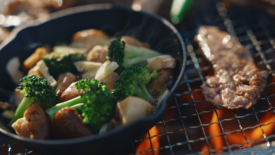 地元の新鮮な食材をふんだんに使用したBBQディナー《写真提供 カワサキモータースジャパン》