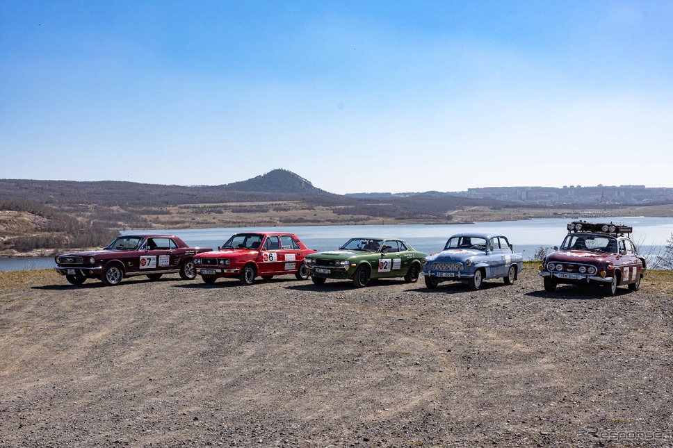 初代『セリカ』など7台、チェコから日本へ1万6000kmをラリー。中央がトヨタ セリカ ST(1977年)《写真提供 日信商事》