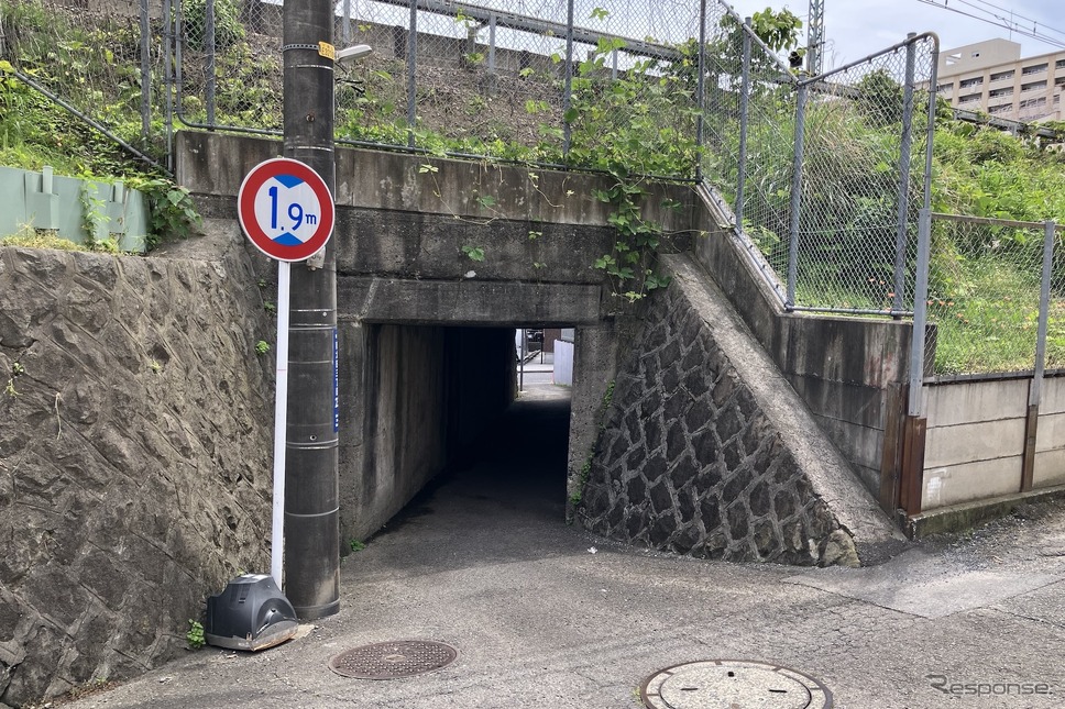 桁下1.9m、京浜急行・南太田〜井土ヶ谷《写真撮影 高木啓》