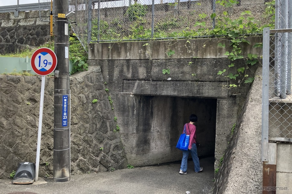 桁下1.9m、京浜急行・南太田〜井土ヶ谷《写真撮影 高木啓》