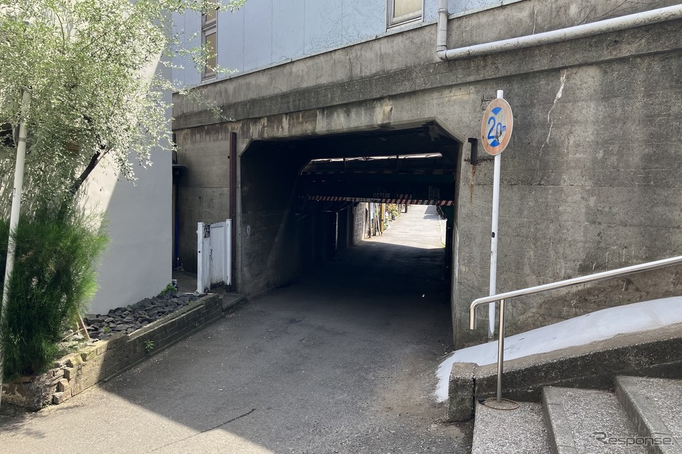 桁下2.0m、京浜急行・日ノ出《写真撮影 高木啓》