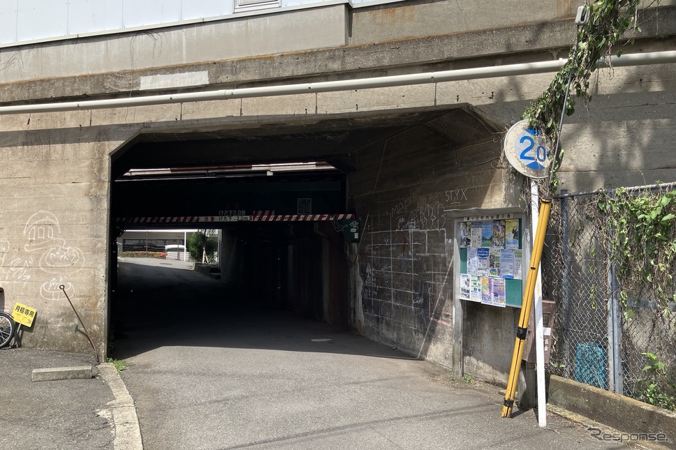 桁下2.0m、京浜急行・日ノ出《写真撮影 高木啓》