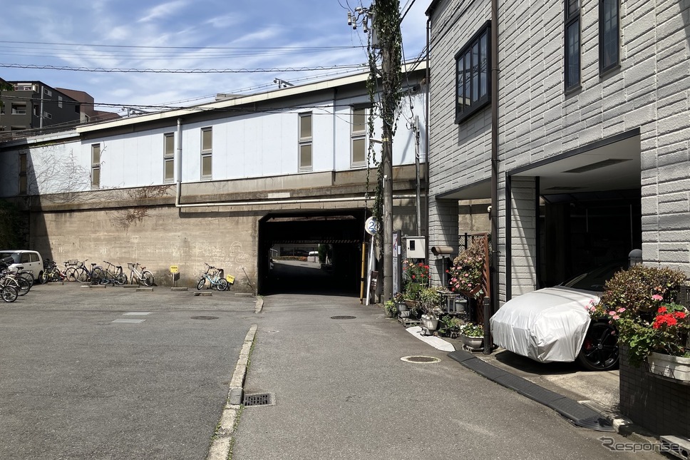 桁下2.0m、京浜急行・日ノ出《写真撮影 高木啓》