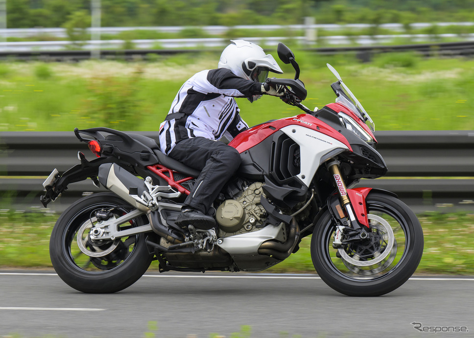 サスペンションのモードを変えると別のバイクに変身。すでに様々なバイクに減衰力を連続的に変化させる機構は採用されているが、ここに前後のハイトフレックスが加わるメリットはとても大きい。《写真撮影 柴田直行》