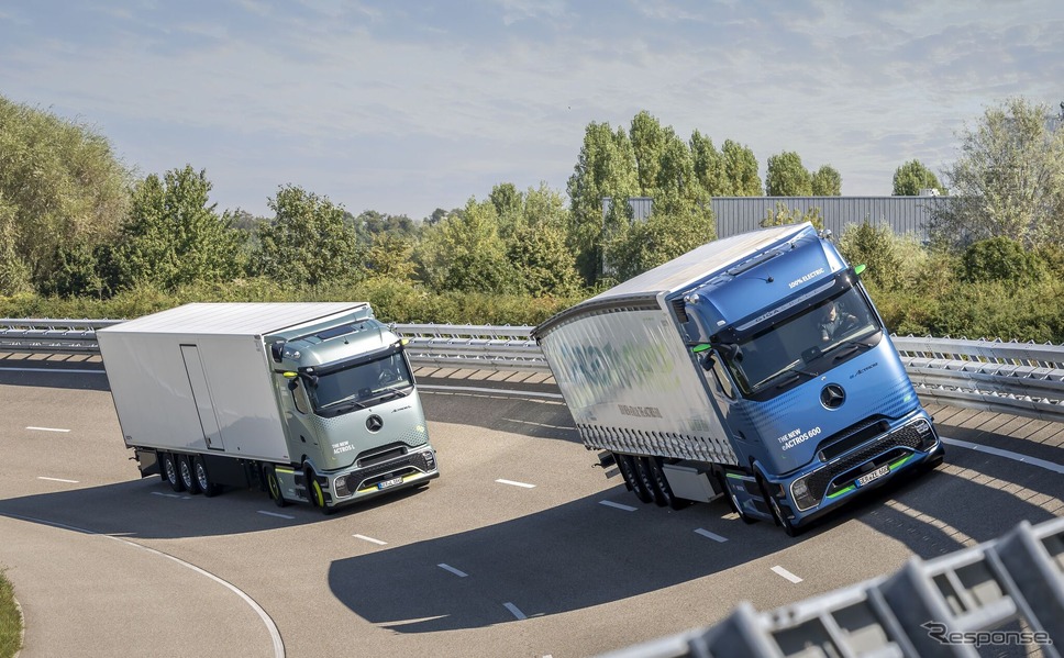 メルセデスベンツ『eActros 600』(右)と『Actros L with ProCabin』《photo by Mercedes-Benz》