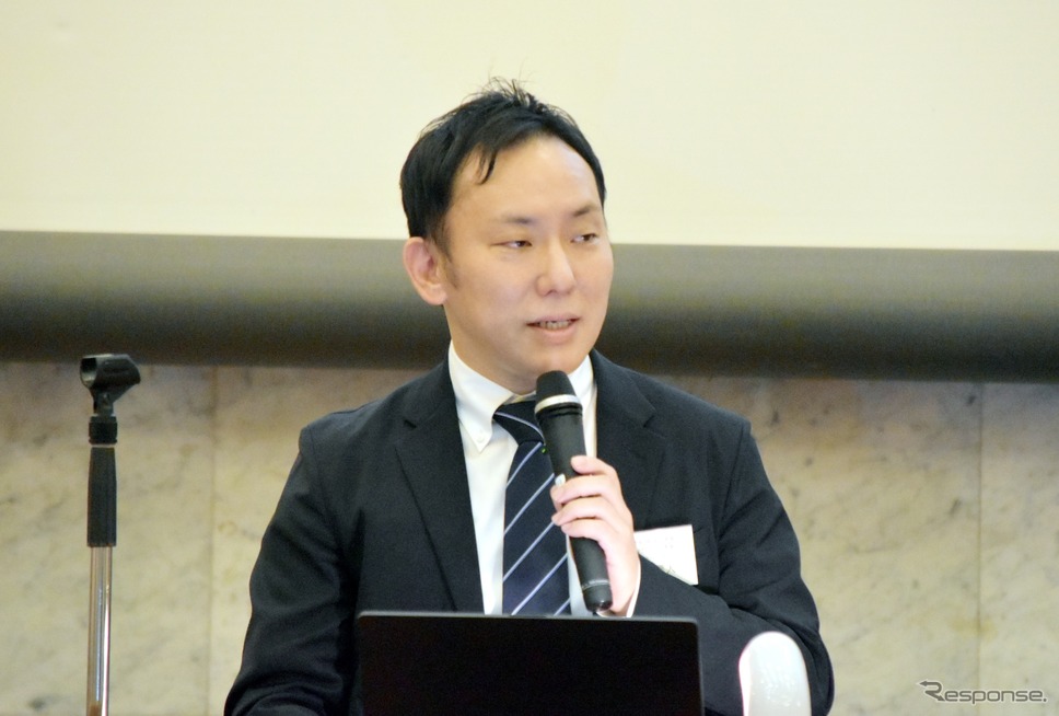 トヨタ自動車国内モビリティサービス事業室事業開発グループの松平信人グループ長による国際免許証の有効性確認ツールの説明《写真撮影 松岡大輔@JCR》