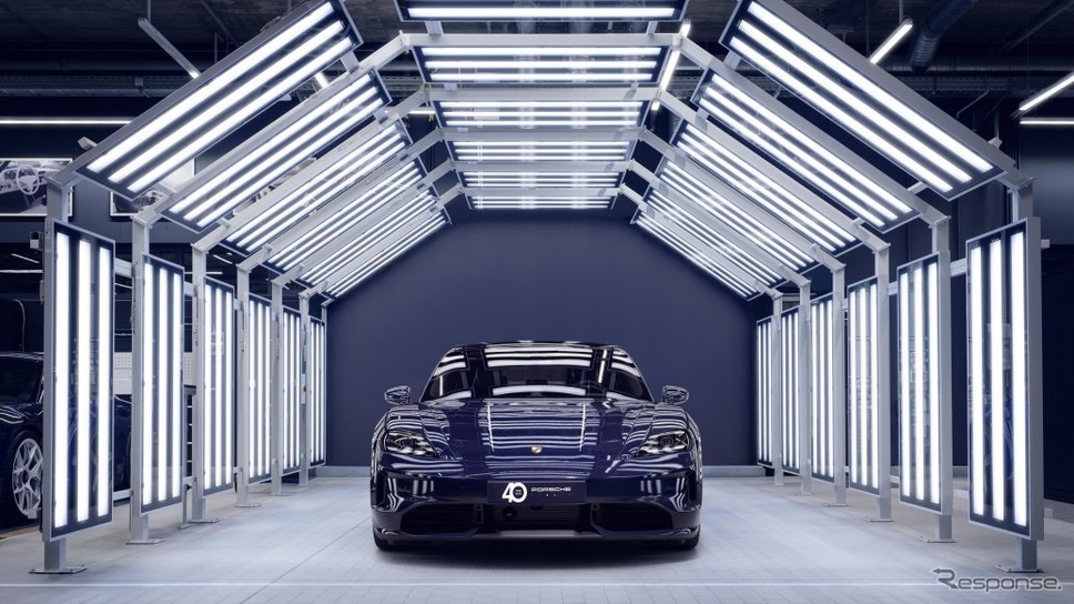 ポルシェ・イタリア設立40周年を記念して「フェラガモ」と共同開発した限定車《photo by Porsche》