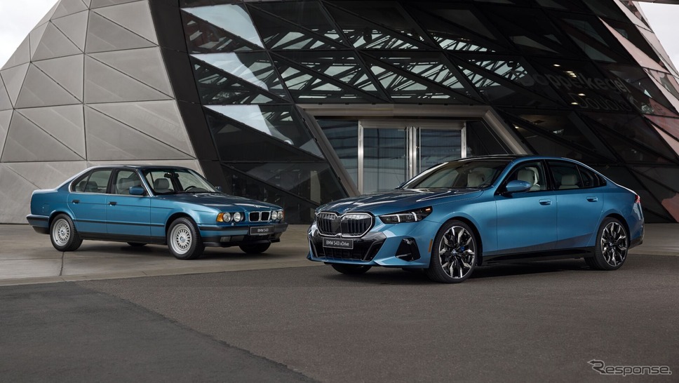 BMW「540i xDriveレガシィエディション」(右)と3代目5シリーズの540i《photo by BMW》