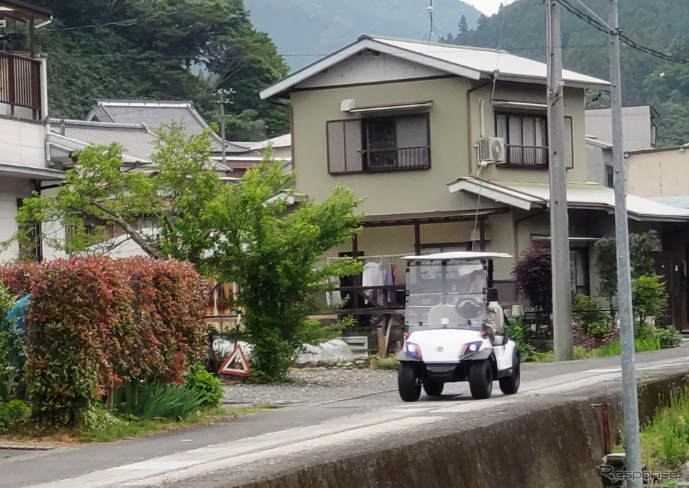 浜松市の中山間地で実証実験をおこなう1人乗りミニカー《写真提供 ヤマハ発動機》