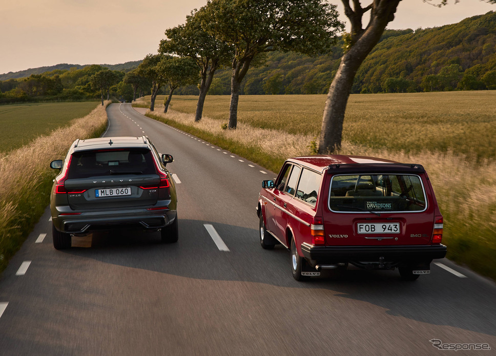 ボルボXC60(左)と240(右)《photo by volvocars》