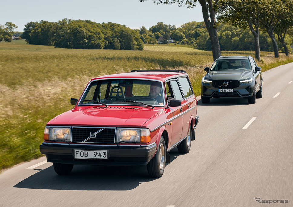 ボルボ240(左)とXC60(右)《photo by volvocars》