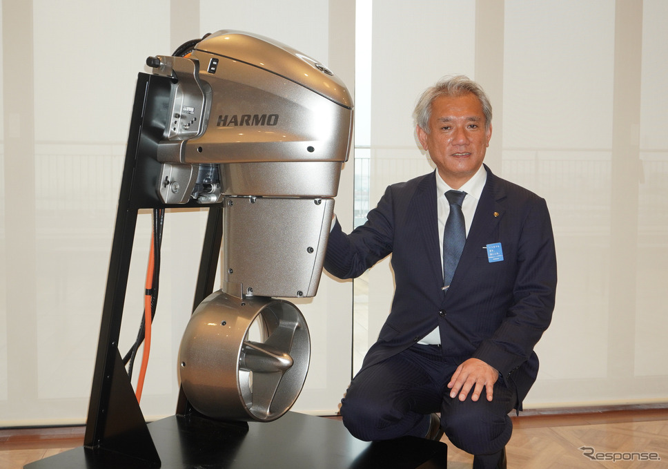 ヤマハ発動機の新型操船システム「HARMO(ハルモ)」とマリン事業本部 国内事業推進部 事業推進部長の吉田竜也氏《写真撮影 宮崎壮人》