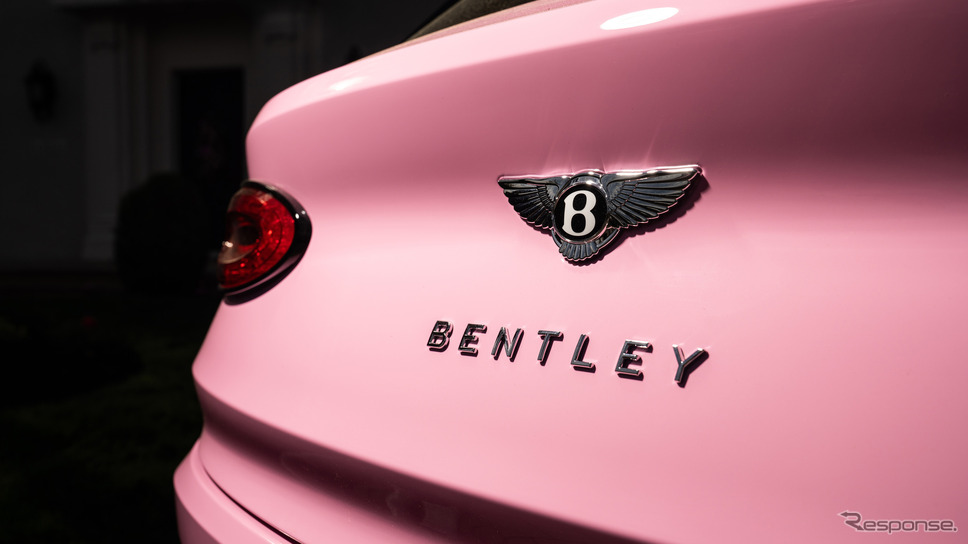 キャンディピンクで塗装された『ベンテイガ・エクステンデッド・ホイールベース(EWB)』《photo by bentley》