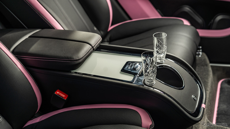 キャンディピンクで塗装された『ベンテイガ・エクステンデッド・ホイールベース(EWB)』《photo by bentley》