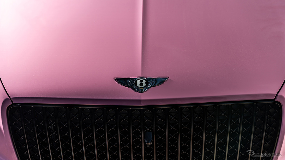 キャンディピンクで塗装された『ベンテイガ・エクステンデッド・ホイールベース(EWB)』《photo by bentley》