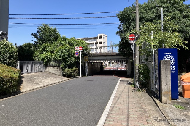 制限1.6m、第2八右エ門ガード。一方通行なのでこちら側に標識はない《写真撮影 高木啓》
